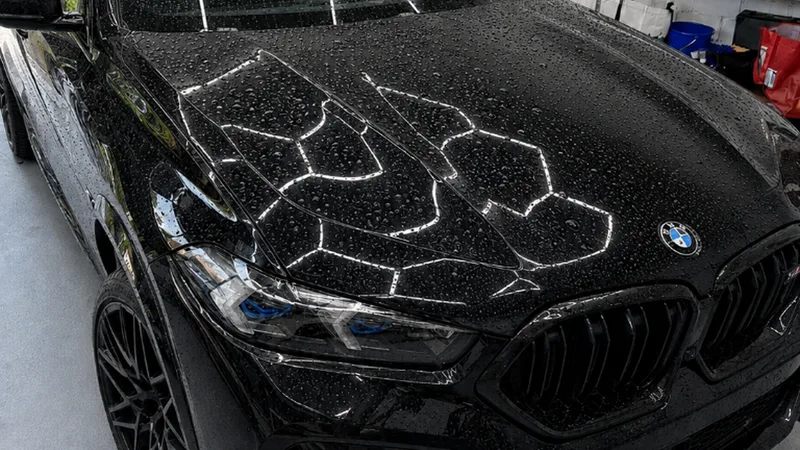 BMW-Motorhaube mit Wasserperlen nach der Keramikversiegelung