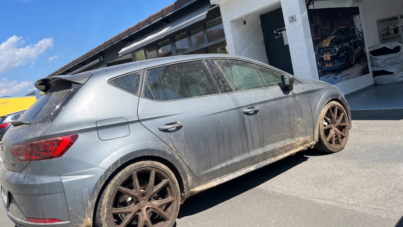 Vorher: Matt-grauer Seat Leon Cupra vor der Werkstatt in Schaan, verschmutzt vor und sauber nach der Aussenaufbereitung