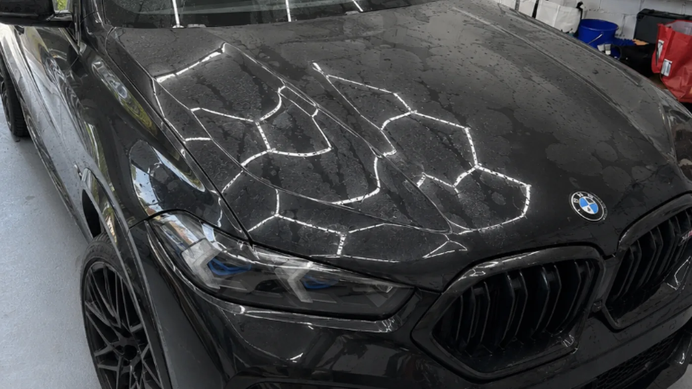 Vorher: BMW X6 Motorhaube vor und nach der Keramikversiegelung, Wasserperlen auf dem Lack